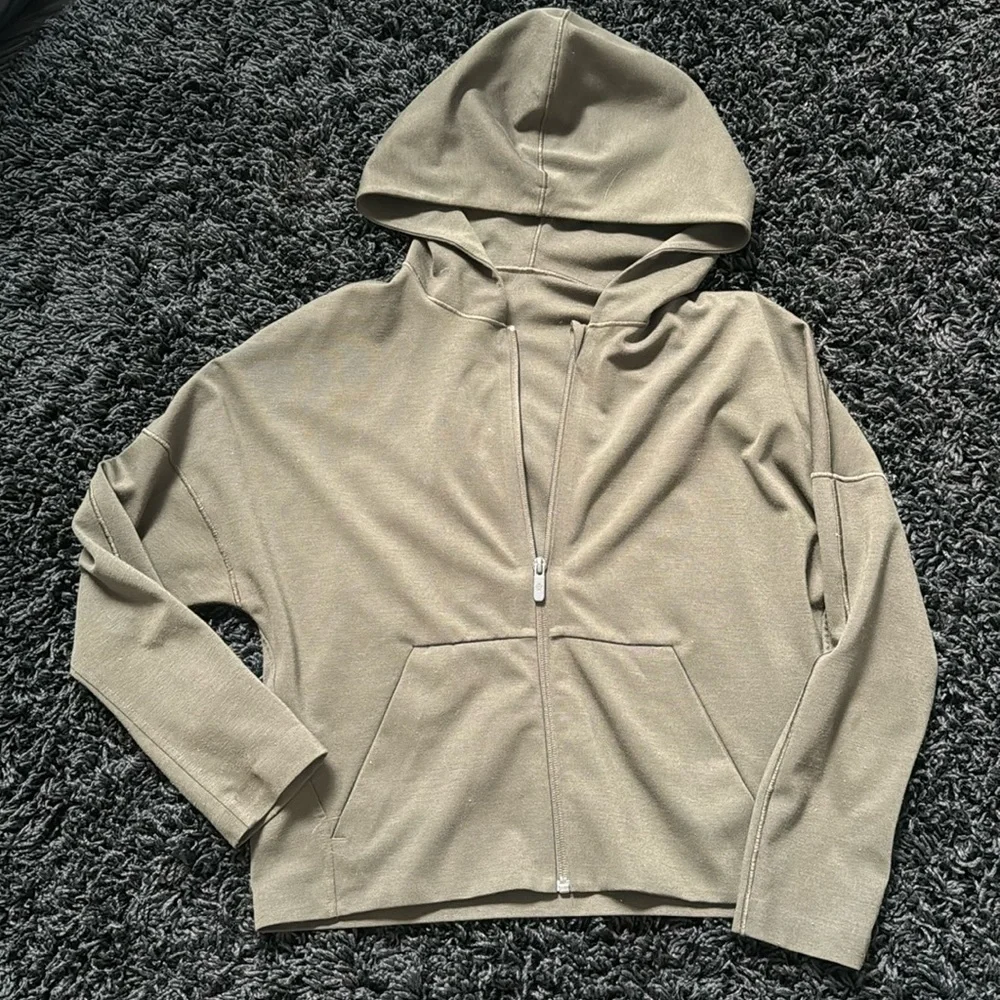 🍍LULULEMON FULL ZIP 🍍SZ 4🍍PIT TO PIT 20”🍍LENGTH 19”🍍AK